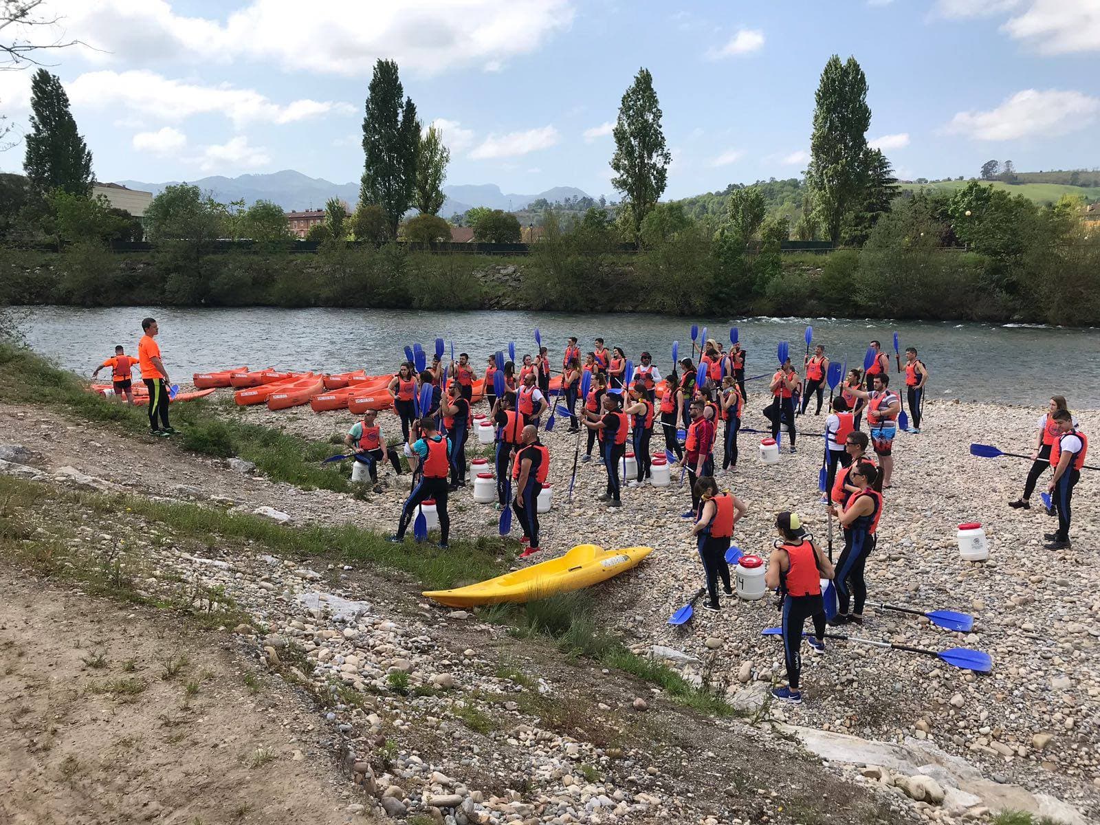 Descenso del Sella en canoa desde Arriondas: Aventura familiar en la naturaleza