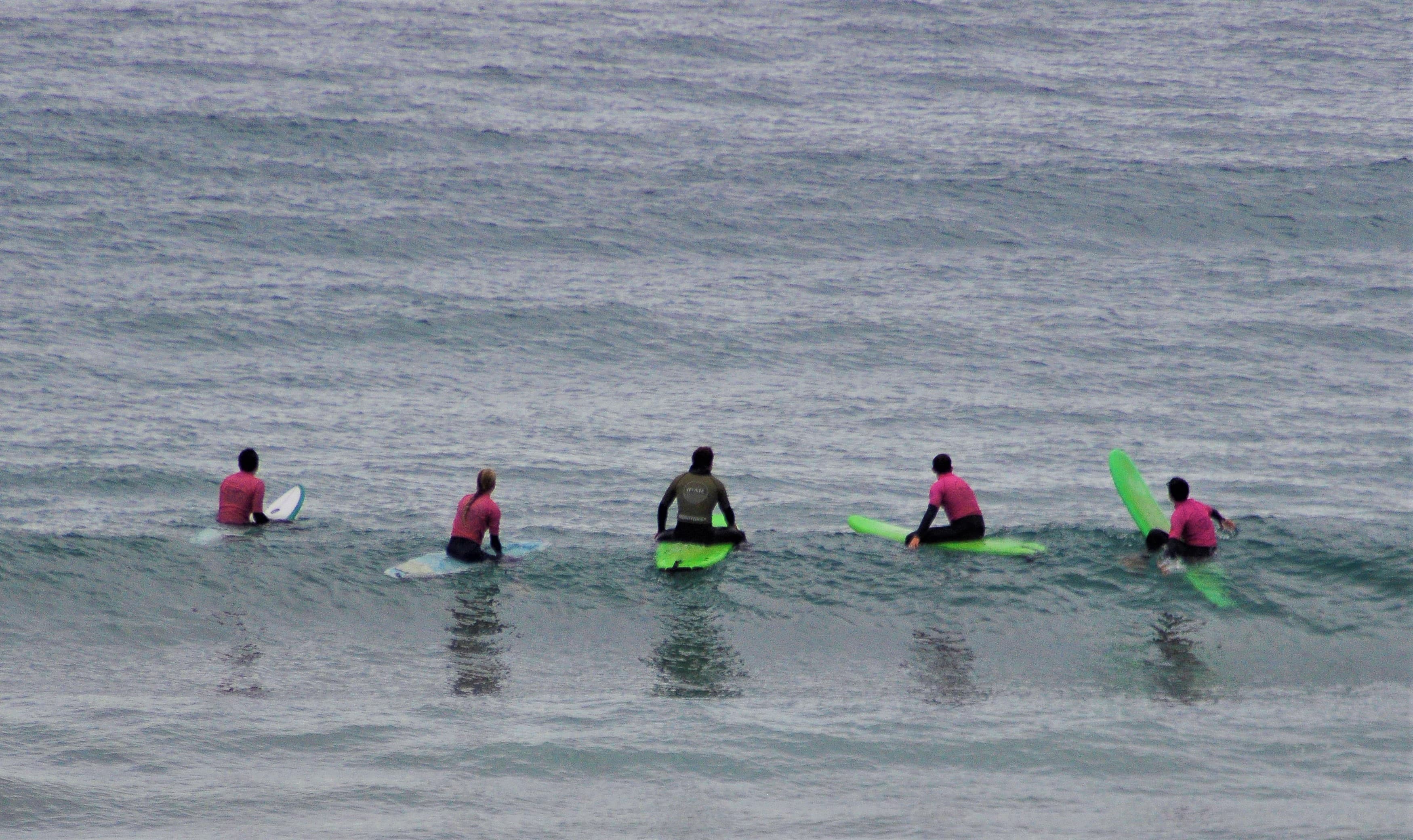 Clases de surf en grupo: Aprende y mejora tu técnica en el agua