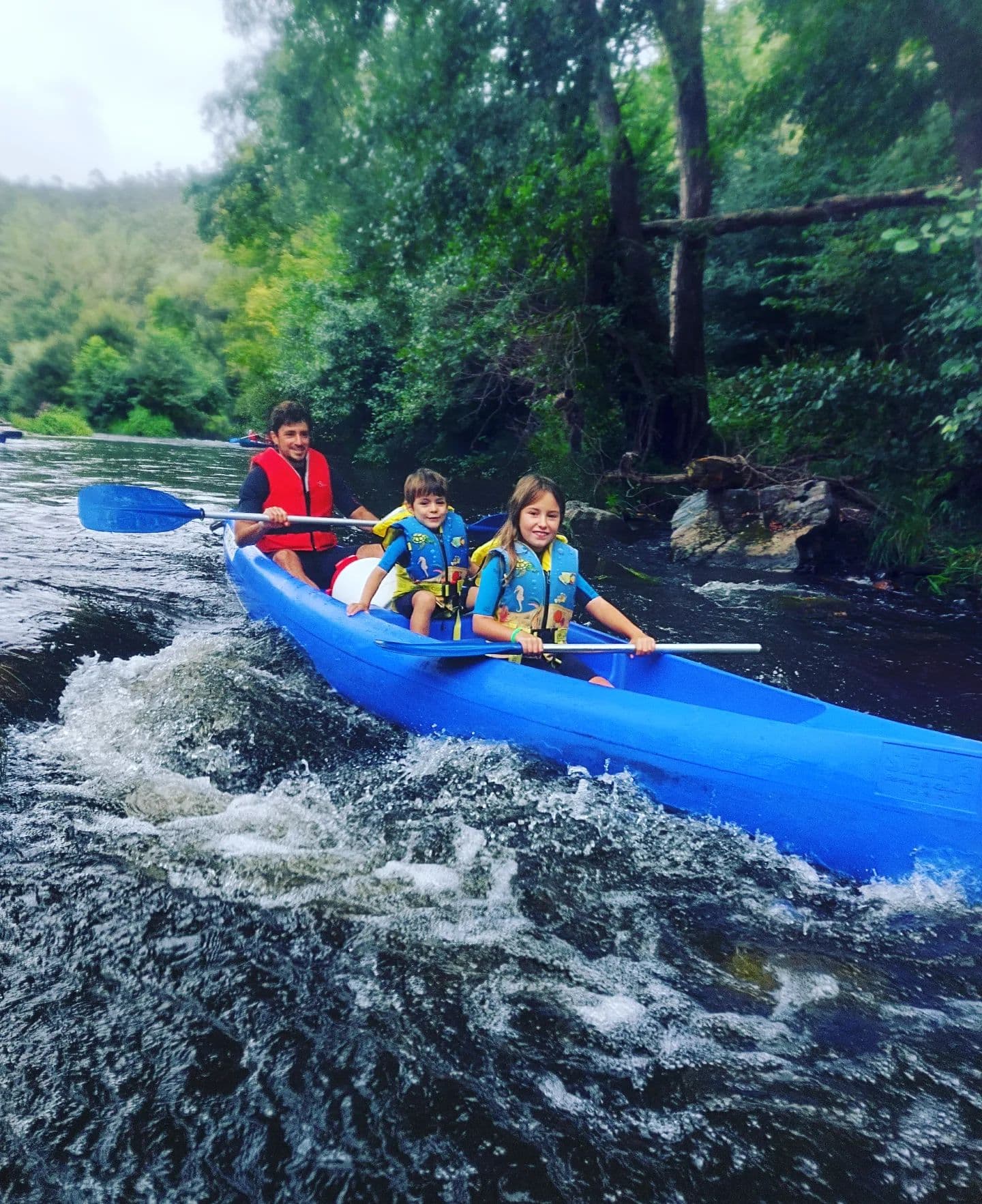 Excursión en canoa por el río Eo: Aventura familiar en la naturaleza