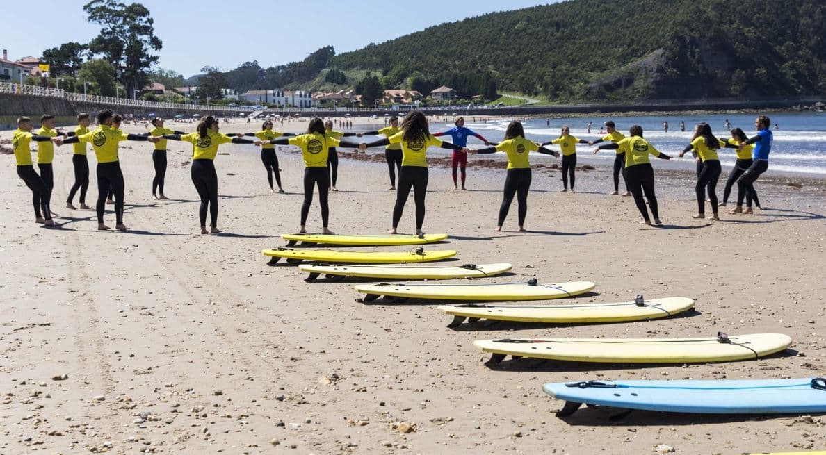 Surf en Santa Marina: Domina las olas en la playa más emblemática de Ribadesella