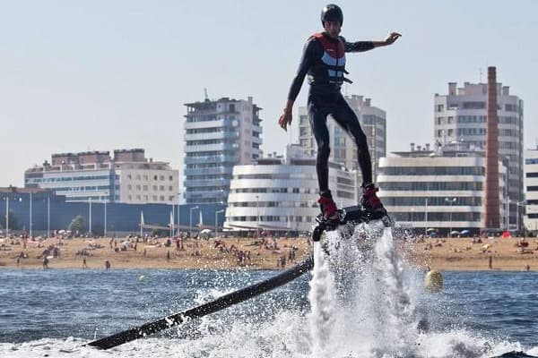 Flyboard en Gijón: Vive la emoción de volar sobre el agua