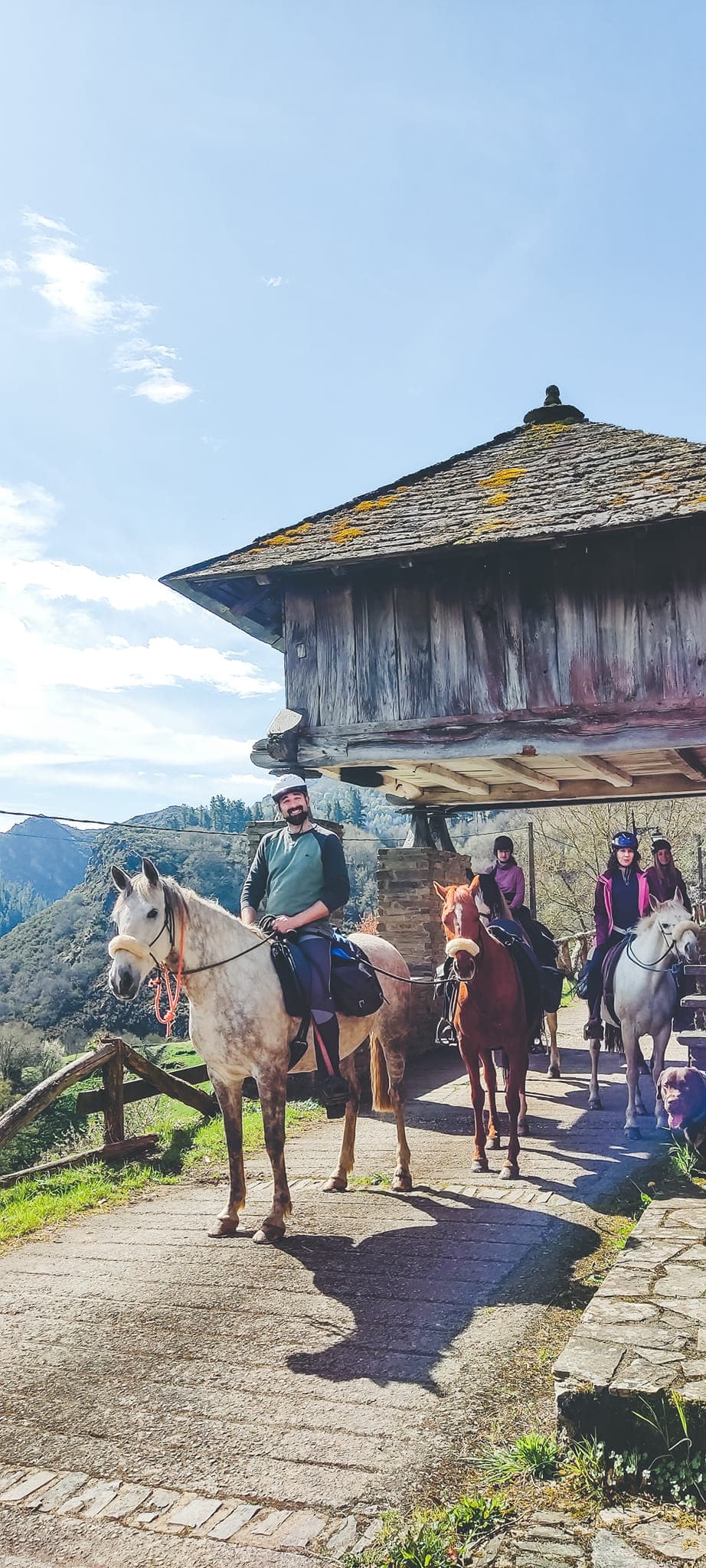 Ruta a caballo de la montaña gallega a las playas del Occidente Asturiano