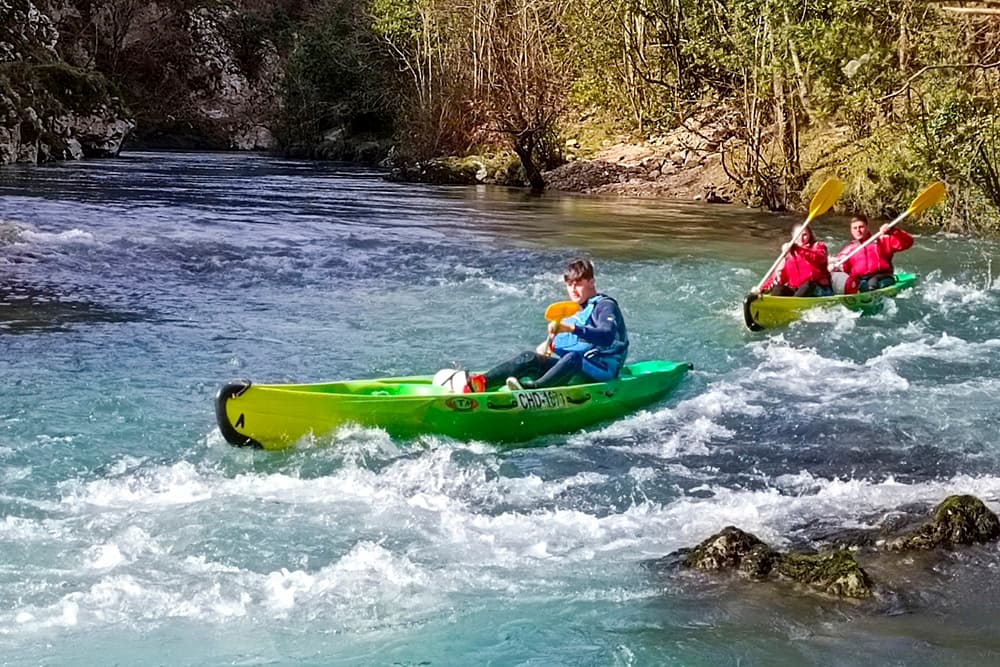 Descenso de 7k en canoa por el Río Deva: Aventura para la familia