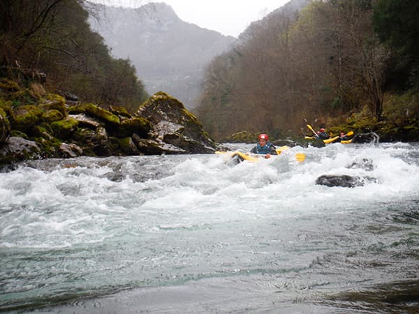 Aventura en los Picos de Europa: Canoaraft en el Río Deva