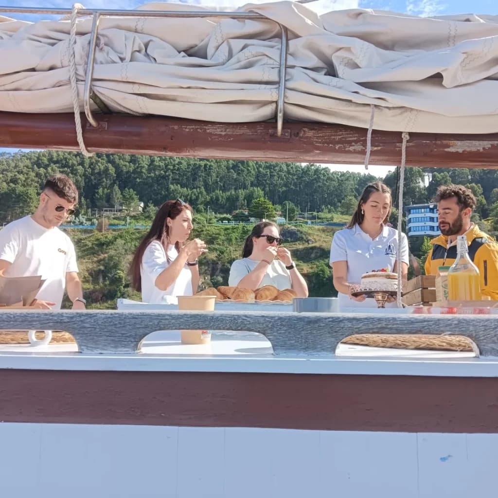 Brunch en alta calma: Desayuna navegando por la ría de Vigo