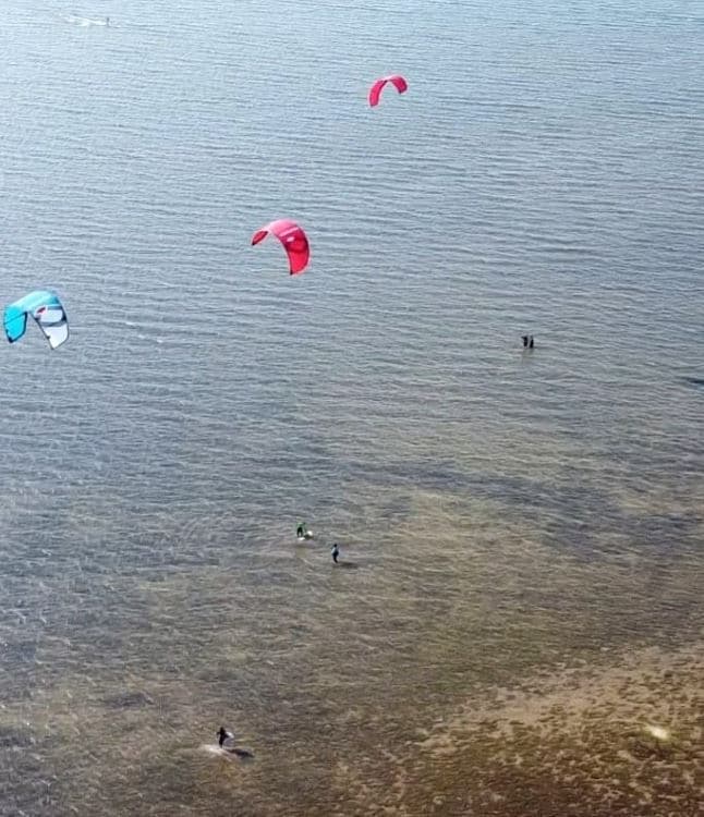 Curso de iniciación al kitesurf en grupo por el pantano del Ebro