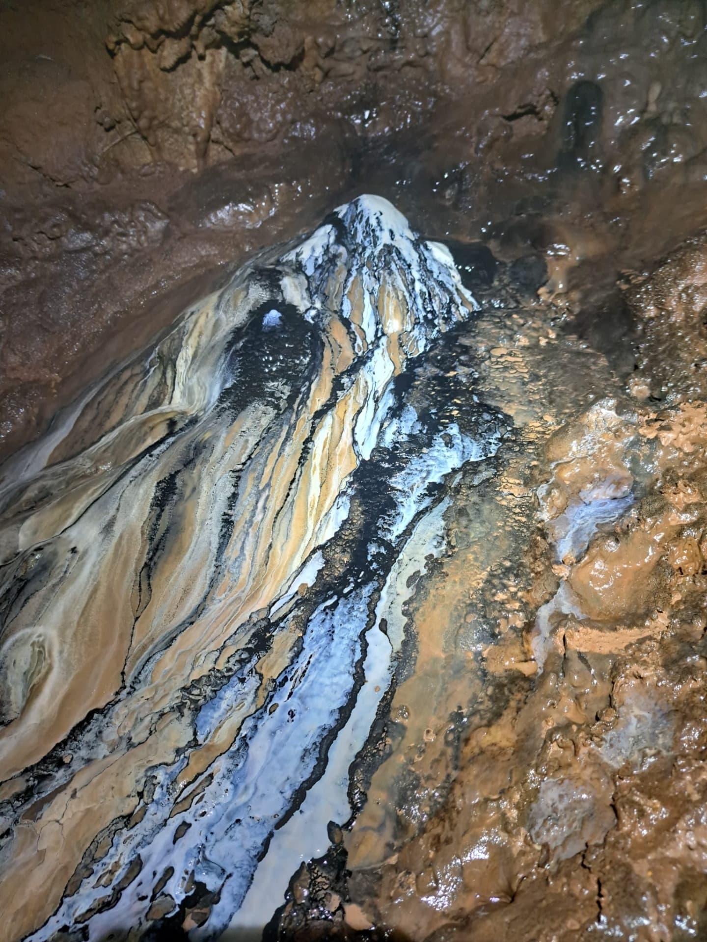 Espeleología Cueva Mina Lobeto: Un Desafío Subterráneo para Aventureros Experimentados
