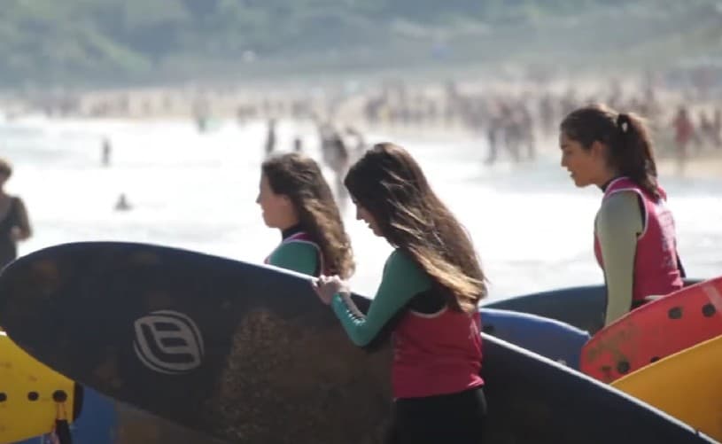 Alquiler de tablas de surf y neoprenos en Zarautz: Todo lo que necesitas para surfear