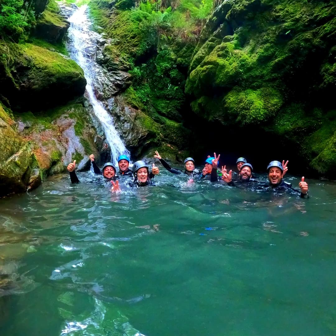 Descenso de barrancos en la Foz del Vallegón: Aventura acuática en Picos de Europa
