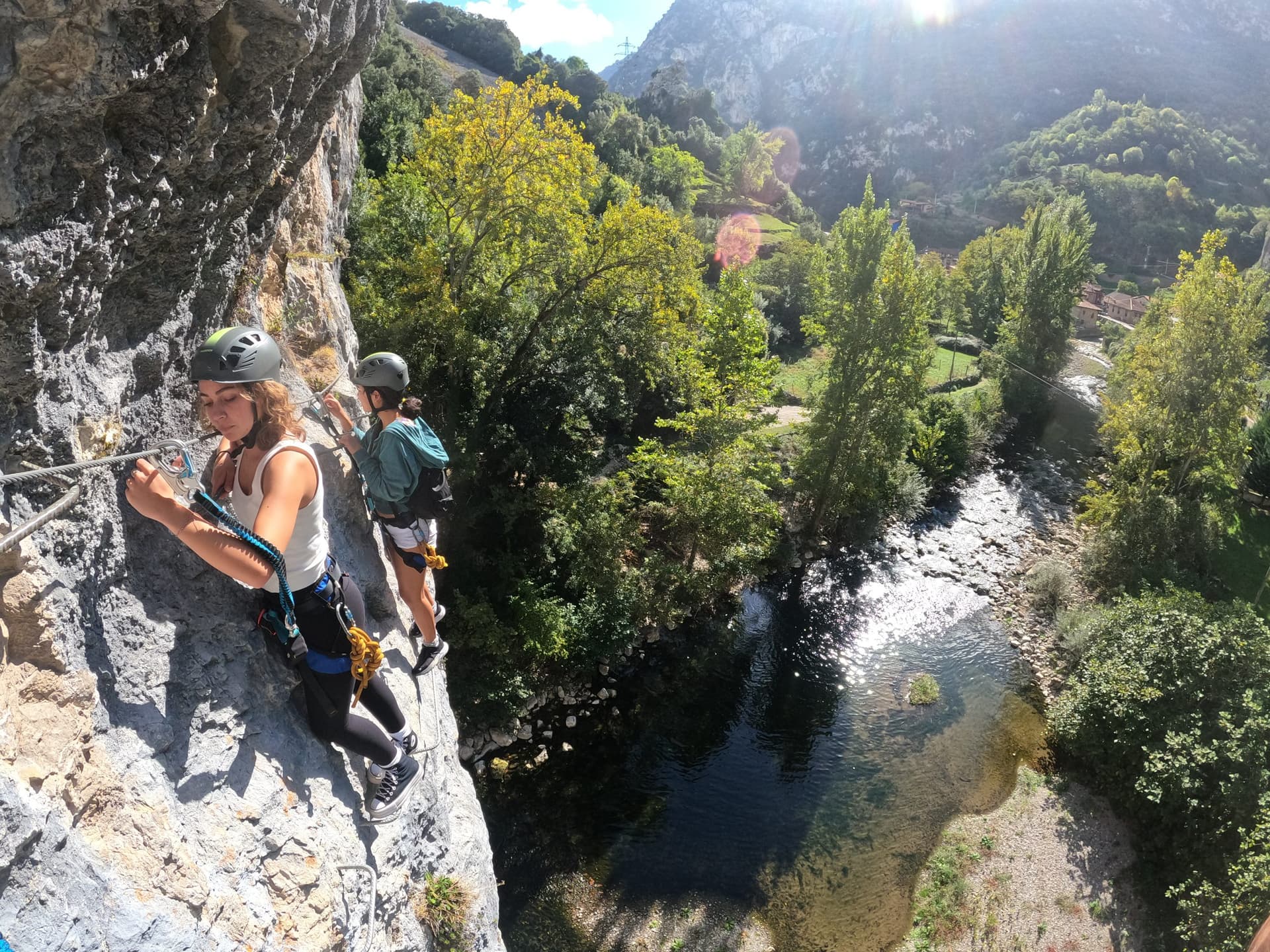 Escalera al cielo y Vías ferratas en La Hermida: Adrenalina y naturaleza