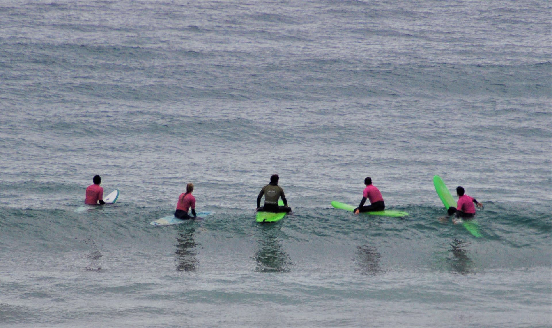 Clases de surf en grupo: Aprende y mejora tu técnica en el agua