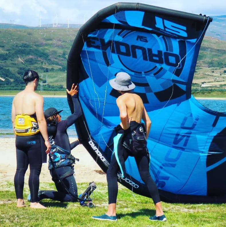 Curso de iniciación al kitesurf para 2 personas en el pantano del Ebro