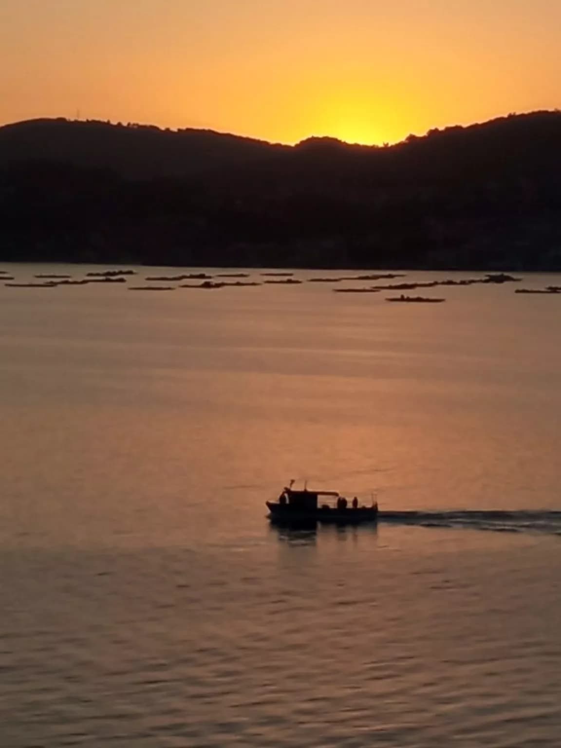 Atardecer, estrellas y mar en silencio: Una noche diferente en la ría de Vigo