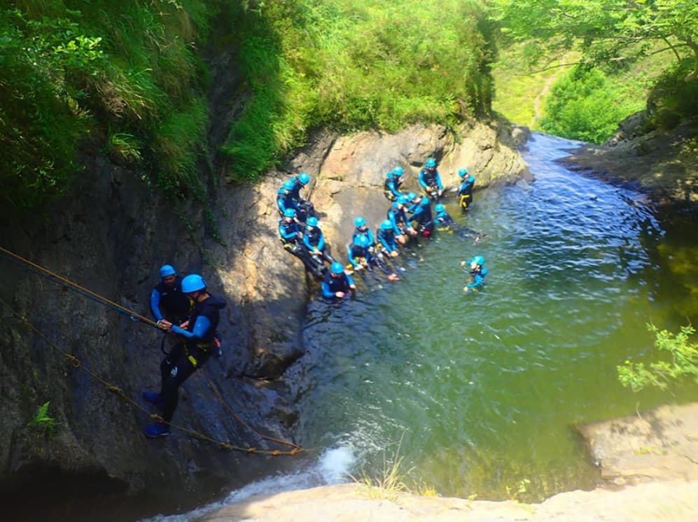 Descubre el barranquismo en España con el descenso del barranco de Chorretones