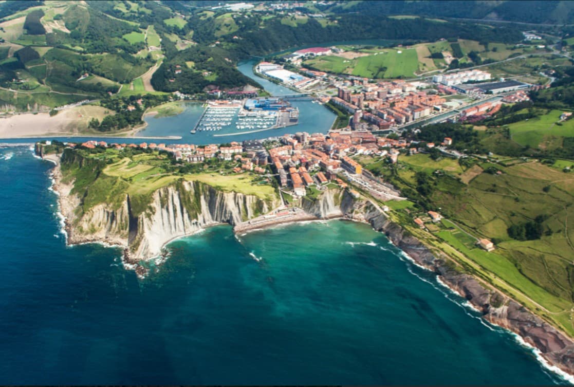 Orientación con brújula y mapa en el Geoparque del Flysch de Zumaia