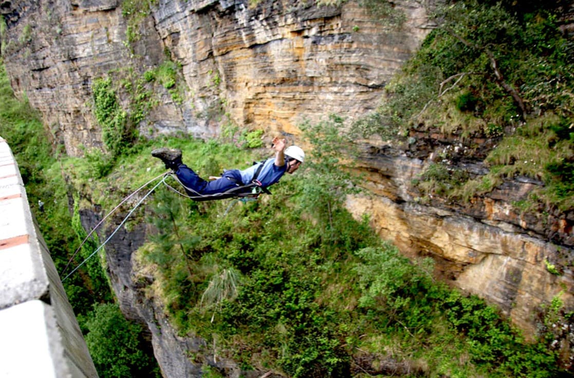 Salto en puenting en el puente de Atxazpi: Máxima adrenalina en Euskadi